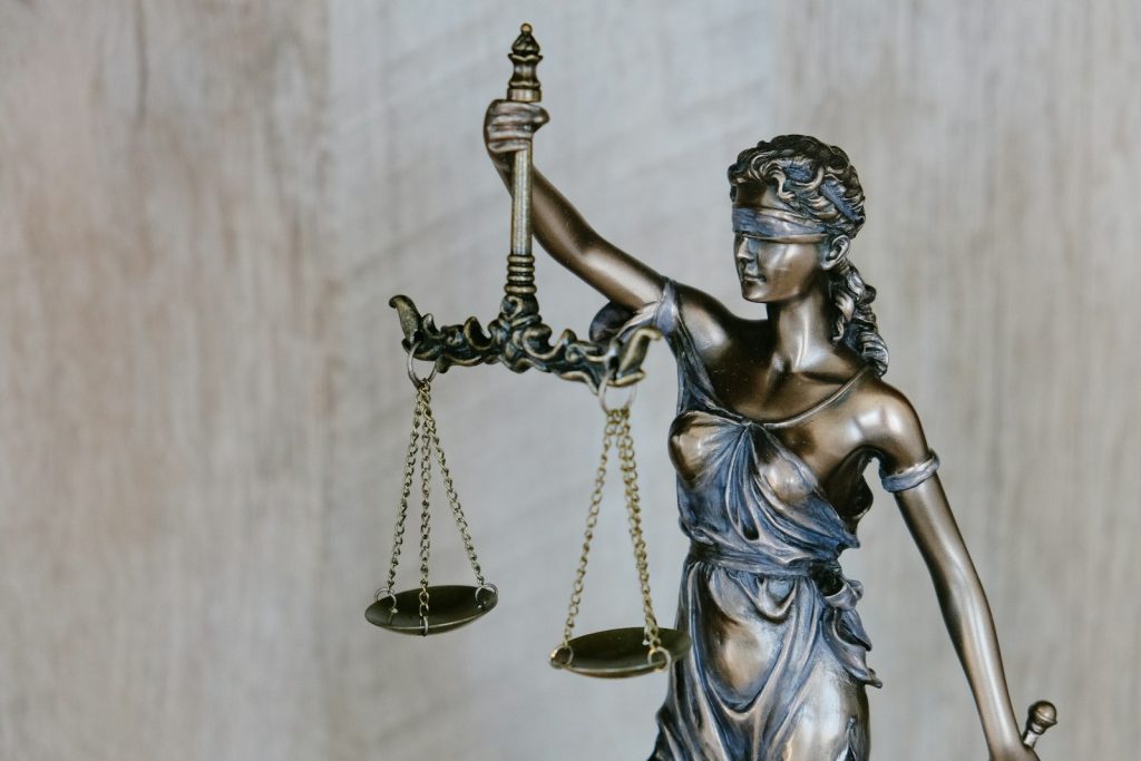 Justitia mit Waage – Gewaltschutz vor dem Familiengericht