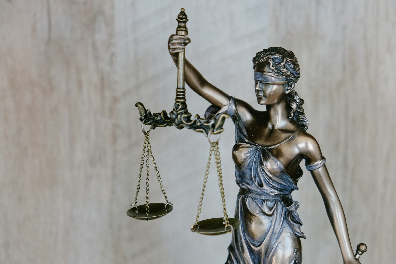 Justitia mit Waage – Gewaltschutz vor dem Familiengericht