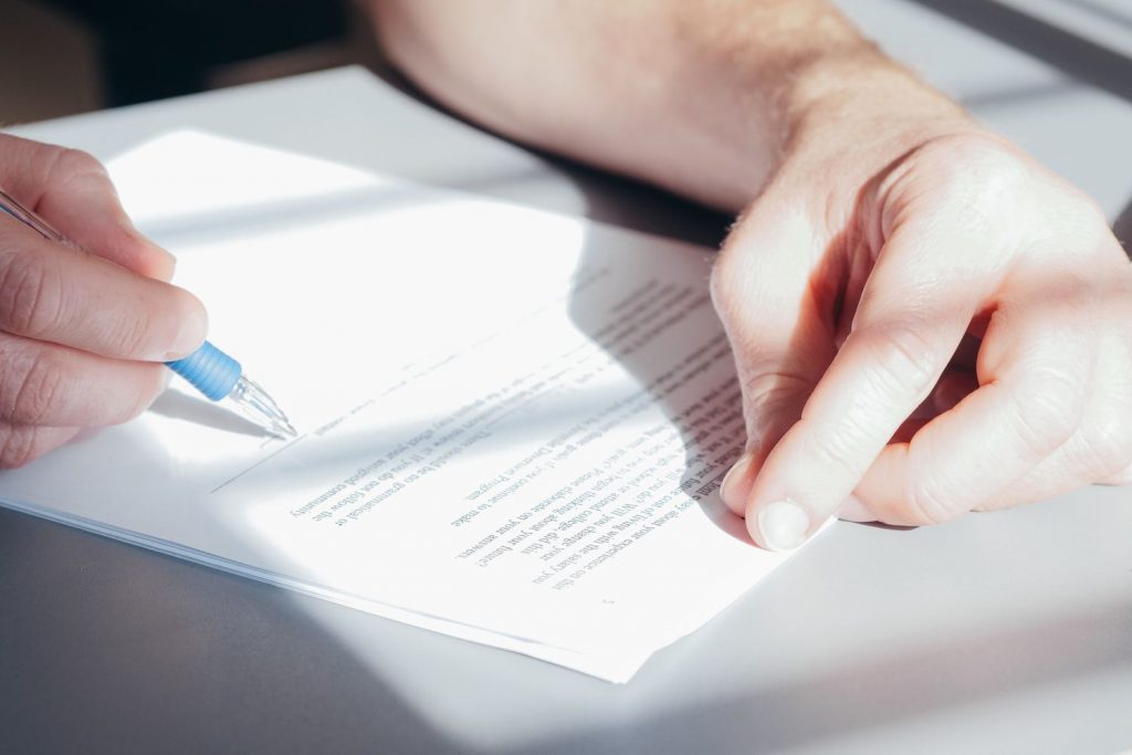Unterschrift unter einem Dokument – Testament und Rechtswahl im deutschen Erbrecht