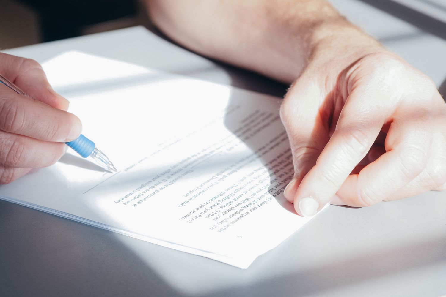 Unterschrift unter einem Dokument – Testament und Rechtswahl im deutschen Erbrecht