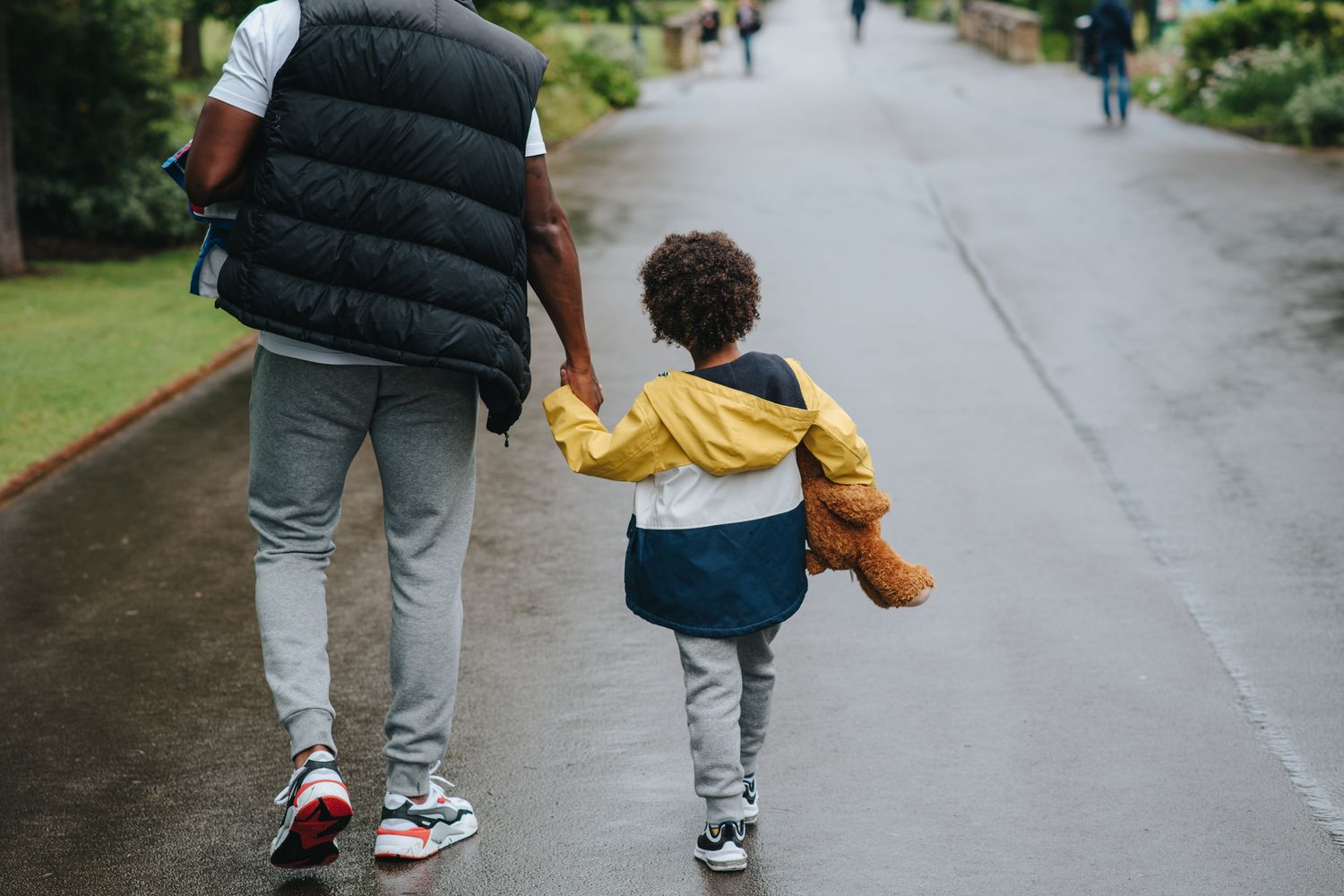 Elternteil und Kind gehen Hand in Hand – Kindergeld im paritaetischen Wechselmodell